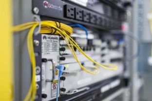 芯片股集體狂歡 是自信還是自戀？——集成電路設(shè)計熱潮下的冷思考